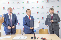 Od lewej: P. Pilch, W. Ortyl, prof. P. Koszelnik,