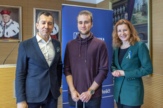 Od lewej: prof. G. Ostasz, Mateusz Piotrowski, prof. PRz B. Zatwarnicka-Madura,