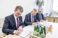 Od lewej: mgr E. Trojanowski, prof. PRz L. Gniewek, prof. L. Lichołai, 