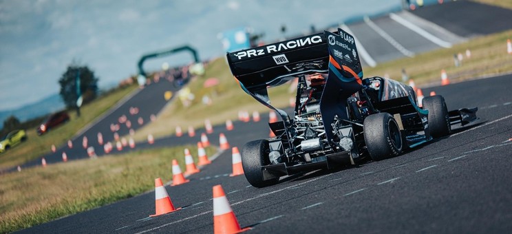 Bolid PMT-06e na torze Autodrom Most, fot. Formula Student Czech Republic.