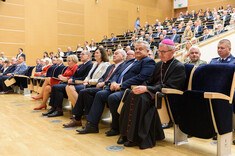 Na pierwszym planie od prawej: JE ks. bp. J. Wątroba, S. Kruczek, A. Szlachta, dr E. Leniart, W. Buż, K. Skowrońska, 
